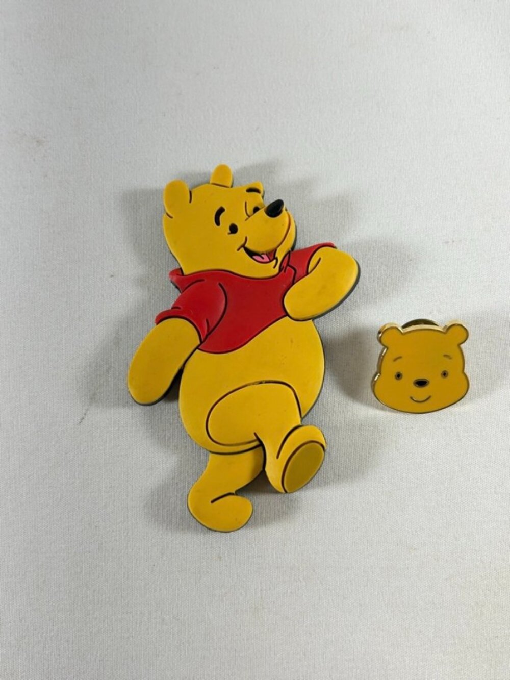 Winnie The Pooh Official Disney Collectors Piin & Fridge Magnet